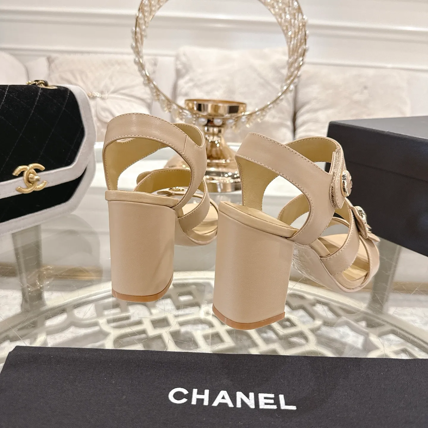 👟👟Ex-factory price 560👟👟 2026SS latest CHANEL Chanel 2026 early spring catwalk new model 🌸️Purchased the original version in Hong Kong and opened the mold exclusively. Top quality % genuine last developed with smooth lines and smooth entry and exit from the counter! Official website 1:1 production. Fabric: Mixed sheepskin imported from Italy & private molded double C buckle and letters are delicate, smooth, shiny and feel great! 💅The fabric and the feet are made of the same material, which is great on the feet! ! ! Color: black/apricot Code number: 34-40 (custom-made sizes 41 and 42 are non-refundable)